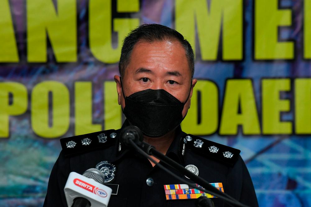 Judi dalam talian: Tiga lelaki ditahan raih RM100,000 sebulan