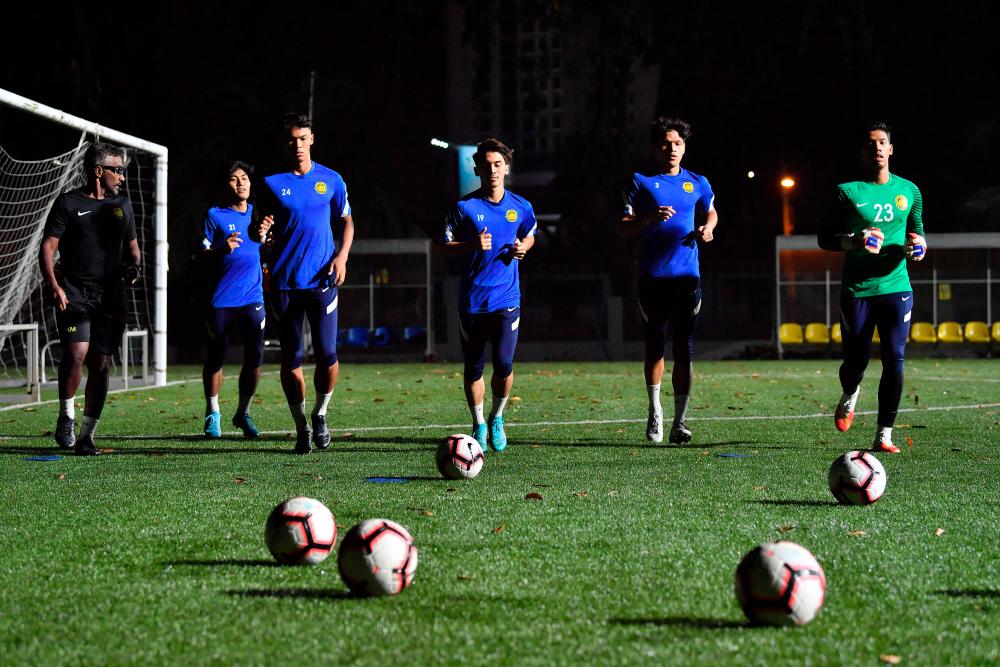KUALA LUMPUR, April 19-The Under-23 (B-23) football squad underwent training on the first day of the B-23 squad’s training in preparation for the Hanoi Vietnam SEA Games at Wisma FAM.