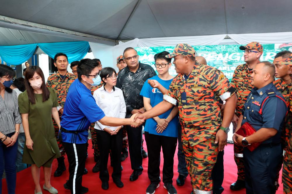 HULU SELANGOR, Jan 13 -- Some rescuers were friendly with some relatives of the landslide incident at the Search and Rescue Operation Team (SAR) Appreciation Ceremony for the Batang Kali landslide tragedy at the Hulu Selangor Branch Office today. BERNAMAPIX