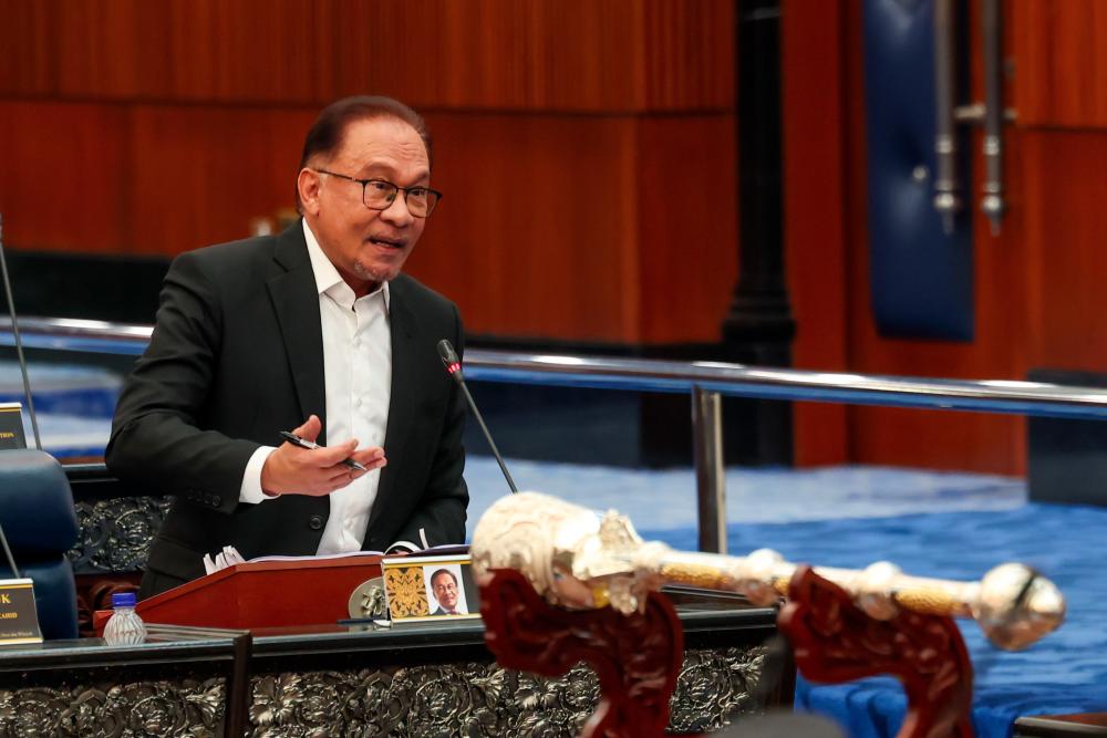 Perdana Menteri yang juga Menteri Kewangan Datuk Seri Anwar Ibrahim ketika sesi perbahasan usul Kajian Separuh Penggal Rancangan Malaysia ke-12 (KSP RMK12) di Dewan Rakyat, pada Sept 19 2023.   - fotoBERNAMA