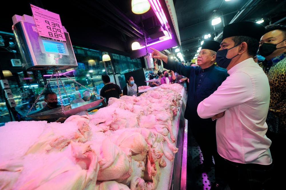 KUALA LUMPUR, 1 Julai -- Menteri Komunikasi dan Multimedia Tan Sri Annuar Musa melihat tanda harga semasa ayam segar ketika tinjauan harga barangan bersubsidi di sebuah pasaraya. fotoBERNAMA