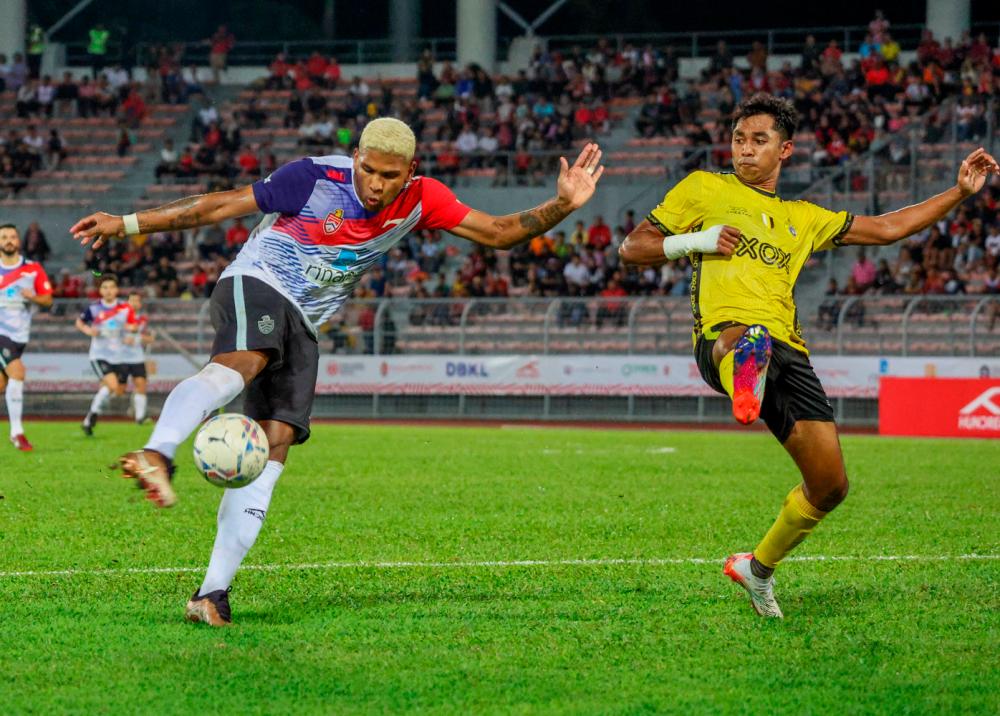 KL City’s Herlison Caion De Sause Fereira (left), Perak FC’s Shivan Pillay Asokan/BERNAMAPIC