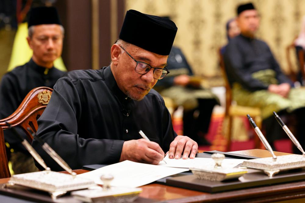 KUALA LUMPUR, 24 Nov -- Pengerusi Pakatan Harapan (PH) Datuk Seri Anwar Ibrahim menandatangani Surat Cara Pelantikan dan Mengangkat Sumpah Jawatan dan Setia serta Sumpah Simpan Rahsia pada Istiadat Pengurniaan sebagai Perdana Menteri ke-10 di Istana Negara hari ini.  --fotoBERNAMA