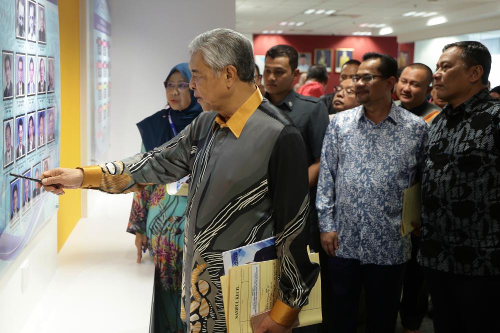 PUTRAJAYA, 23 Feb -- Deputy Prime Minister who is also Rural and Regional Development Minister Datuk Seri Dr Ahmad Zahid Hamidi during an official visit session at the Head Office of the Orang Asli Development Department (JAKOA) today. BERNAMAPIX