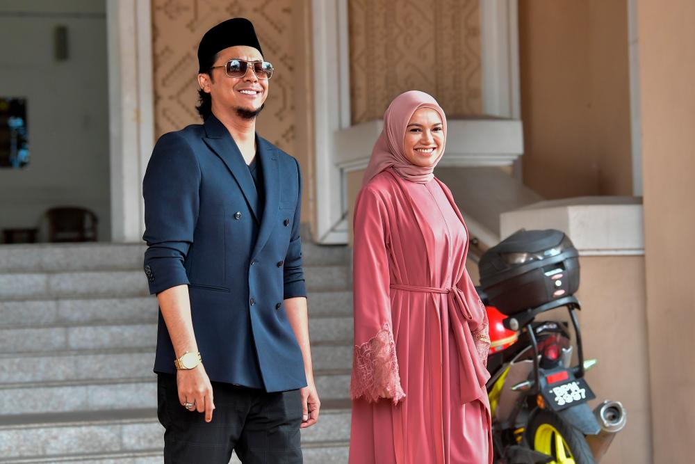KUALA LUMPUR, 25 Mei -- Pengarah filem Syamsul Yusof, 39, bersama isteri pertamanya, yang juga pelakon Puteri Sarah Liyana Megat Kamaruddin, 38, meninggalkan mahkamah selepas prosiding penceraian kes mereka di Mahkamah Syariah Kuala Lumpur hari ini.  Hari ini ditetapkan untuk memanggil pengerusi Jawatankuasa Pendamai (JKP) bagi memberi penjelasan berhubung prosiding JKP yang dijalankan.  --fotoBERNAMA