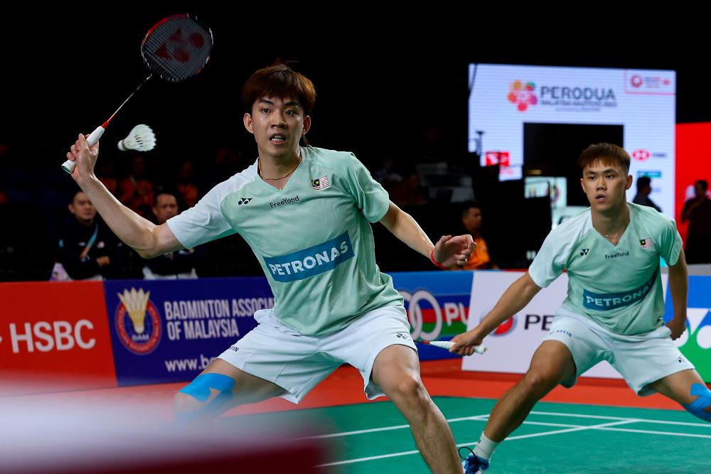 KUALA LUMPUR, May 26 -- National doubles athletes Man Wei Chong (left) and Kai Wun Tee in action during their match against Indonesian doubles players Mohammad Ahsan and Hendra Setiawan in the quarter-finals of the Perodua Malaysia Masters 2023 tournament at Axiata Arena Bukit Jalil today. BERNAMAPIX