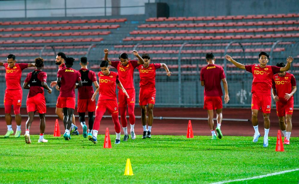 KUALA LUMPUR, 24 Nov -- Para pemain dari Pasukan Bola Sepak Selangor FC ketika sesi latihan rasmi sempena