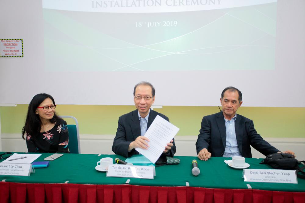Koh (centre) flanked by the chairman of Wawasan Education Foundation Datuk Seri Stephen Yeap Leong Huat and WOU vice-chancellor Prof Dr Lily Chan.