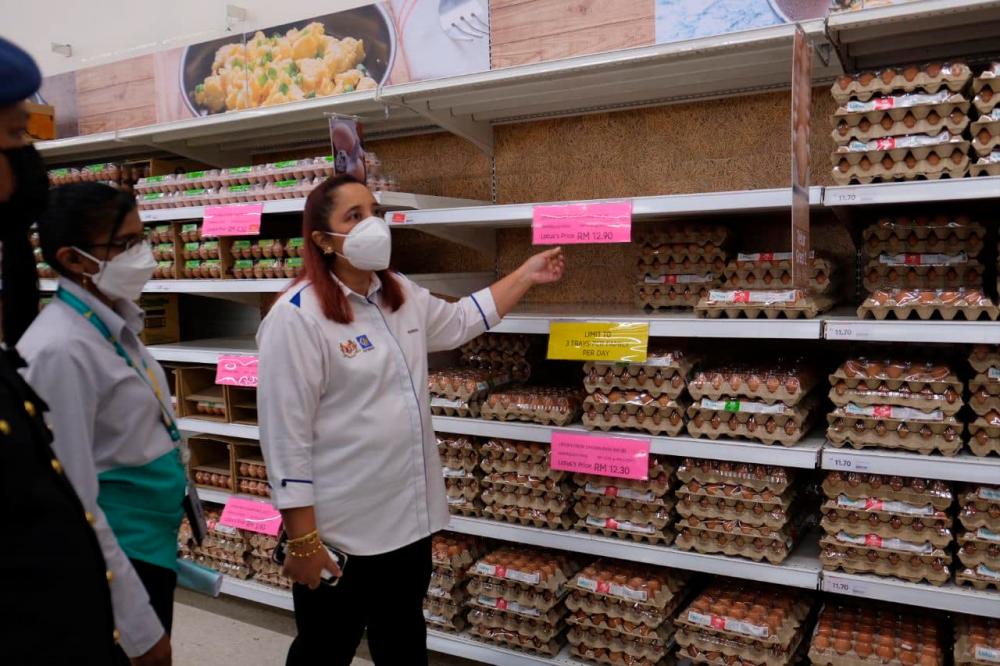 Malacca’s Domestic Trade and Consumer Affairs Ministry director Norena Jaafar inspecting eggs prices at Lotus’s Hypermarket, Peringgit. Credit: Facebook/KPDNHEP Melaka Credit: Facebook/KPDNHEP Melaka