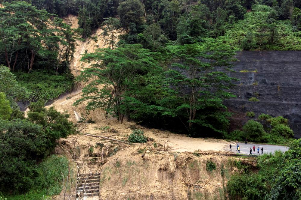 Landslide 1 seri duta Hundreds of