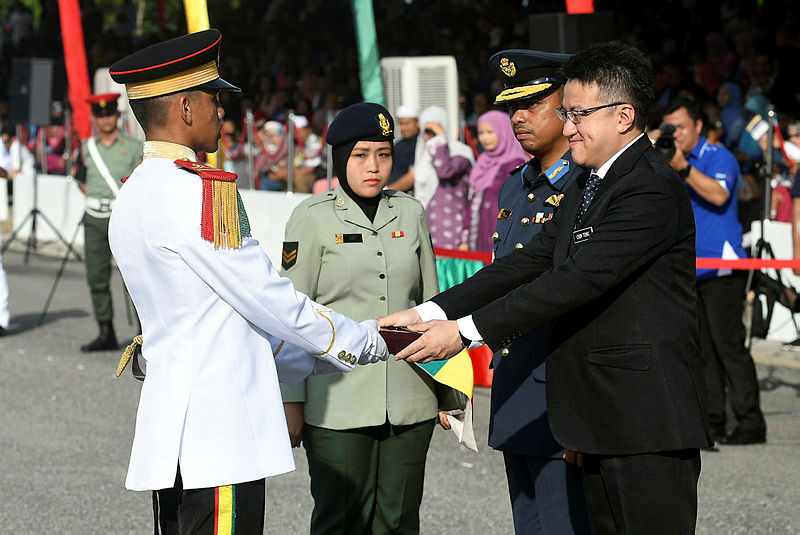 Deputy Defence Minister, Liew Chin Tong presents Defence Ministry Award to Wan Muhammad Ilmi Ruzain Mohamad Rudi (L) during the annual passing-out parade and prize presentation ceremony of the Royal Military College (MTD), on Dec 22, 2018. — Bernama