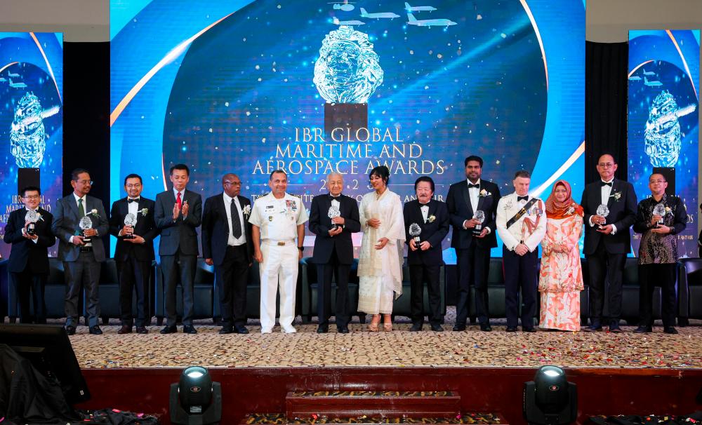 LANGKAWI, 26 May -- Former Prime Minister Tun Dr Mahathir Mohammad (seventh, left) poses with award recipients in conjunction with the IBR Global Maritime And Aerospace Awards 2023 at the Mahsuri International Exhibition Center (MIEC) Langkawi in conjunction with the Langkawi International Maritime and Aerospace Exhibition (LIMA ‘ 23) last night. BERNAMAPIX