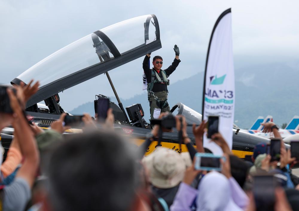 LANGKAWI, 26 May -- The pilot of a KAI T-50B (Black Eagle) aircraft belonging to the Republic of Korea Air Force (ROKAF) waves to the crowd after finishing a performance at the grounds of the Mahsuri International Exhibition Center (MIEC) in conjunction with the Langkawi International Maritime and Aerospace Exhibition ( FIVE’23) today. BERNAMAPIX