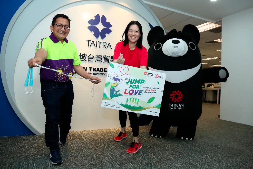 LOHAS Taiwan Excellence 2022: Jump for Love charity program was launched by the Taiwan Trade Center in Kuala Lumpur Director Eva Peng (middle), Deputy President of Malaysian Jump Rope Federation Dr. Fuad (Left), and the Taiwan Excellence mascot Formosa Bear. Malaysians from all walks of life are encouraged to join in this meaningful charity event.