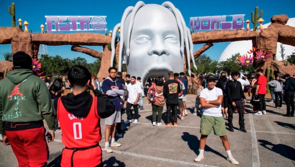 $!Concertgoers at Astroworld before the deadly tragedy took place on Nov 5. - AP