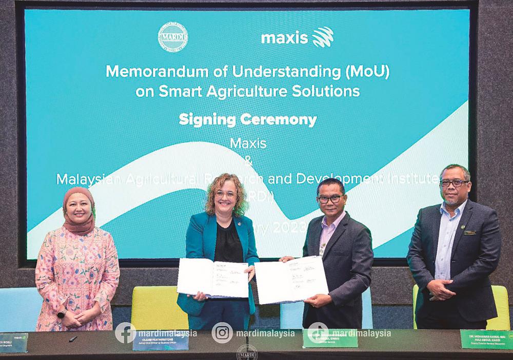 From left: Maxis head of government segment Fasliza Rosli, Featherstone, Mohamad Zabawi and Mardi deputy director general (research) Dr Mohamad Kamal Abdul Kadir, at the MoU signing ceremony.