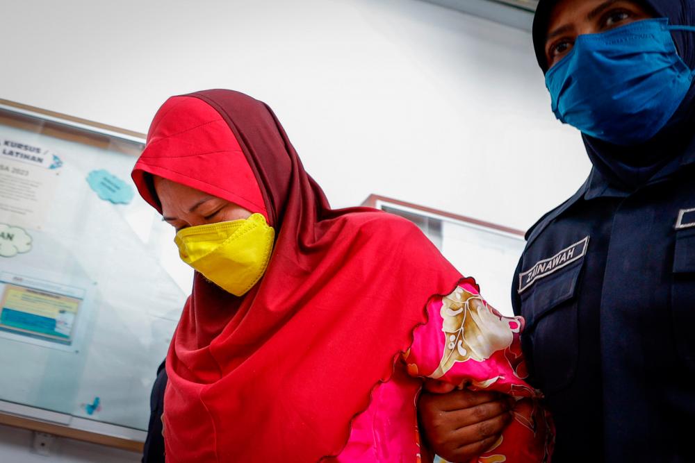 MALACCA, Feb 1 -- A single mother wept and bowed in gratitude when she escaped the hanging after the Melaka High Court acquitted her of two charges of trafficking various types of drugs weighing 1.6 KG. BERNAMAPIX