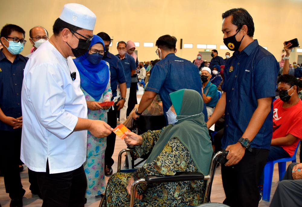 ALOR GAJAH, April 24 - Melaka Chief Minister Datuk Seri Sulaiman Md Ali (left) presented donations to the poor and needy at the Melaka Social Welfare Department’s (JKM) Hari Raya Aidilfitri 2022 Contribution Presentation Ceremony today. BERNAMAPIX