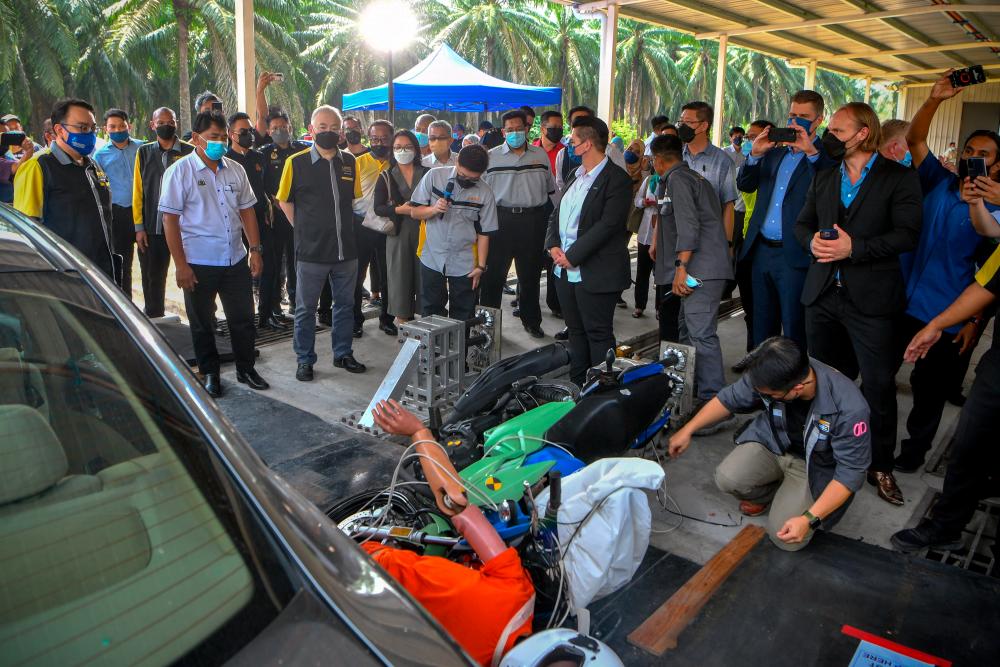 MELAKA, 24 Mei -- Menteri Pengangkutan Datuk Seri Ir Dr Wee Ka Siong (depan, tiga kiri) melihat kesan pelanggaran antara sebuah motosikal dengan sebuah kereta selepas ujian pelanggaran motosikal Anti-Lock Braking System (ABS) dijalankan pada majlis Sambutan Ulang Tahun Ke-10 Makmal Institut Penyelidikan Keselamatan Jalan Raya Malaysia (MIROS) PC3, hari ini. fotoBERNAMA