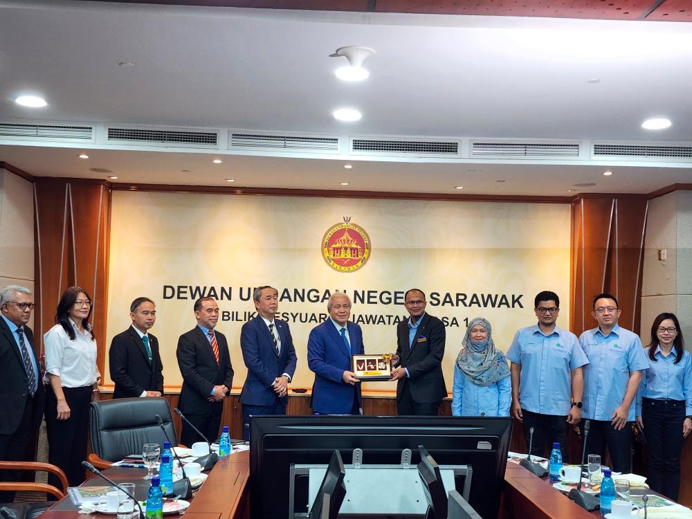 Muhtar Suhaili (fifth from right) receiving a token of appreciation from Awang Tengah during a courtesy call of MTC’s Roadshow to Sarawak from May 26-28.
