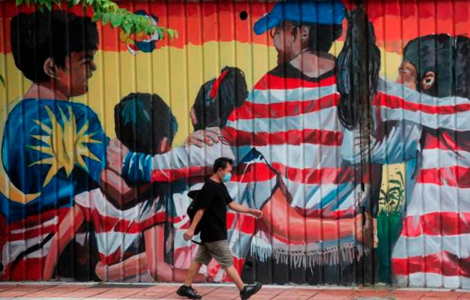 MEANINGFUL MESSAGE... A mural along Jalan Raja Chulan in Kuala Lumpur epitomises the theme of this year’s Merdeka celebrations, ‘Malaysia Cares’. ASYRAF RASID/ THE SUN