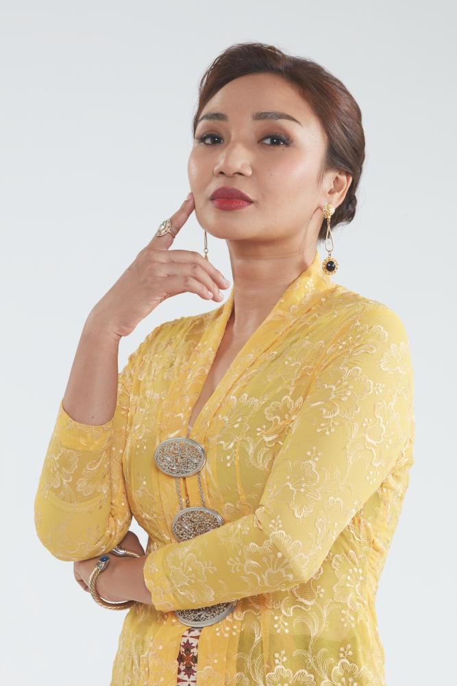 $!Che Yah lives up to the ‘diva’ part of her name by dressing in fashionable baju kebaya. – ASTRO SHAW
