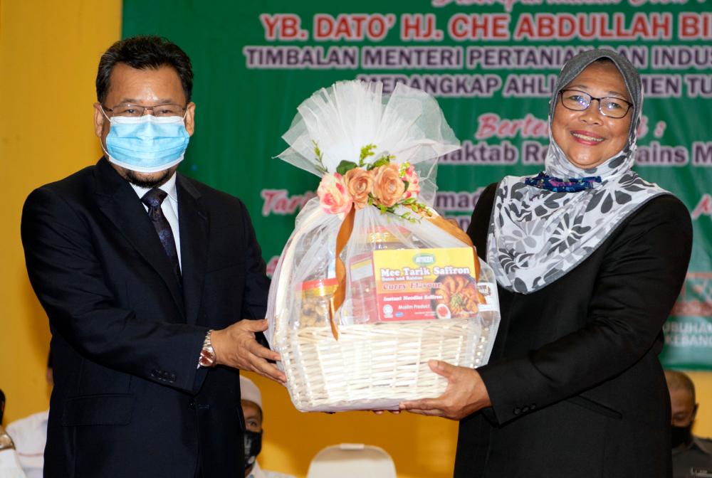 Agriculture and Food Industries Deputy Minister II Datuk Che Abdullah Mat Nawi (left) presents a souvenir to NAFAS board of directors member Datuk Nazilah Abd Latif in conjunction with the Back To School contribution presentation ceremony organized by the National Farmers’ Organisation (NAFAS) at the Mara Junior Science College here today. — Bernama