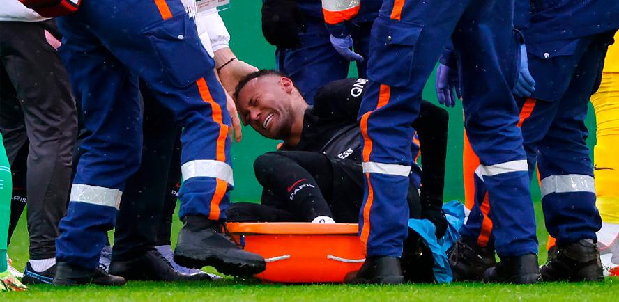 Paris St Germain’s Neymar (centre) is put on a stretcher after sustaining an injury. – REUTERSPIX