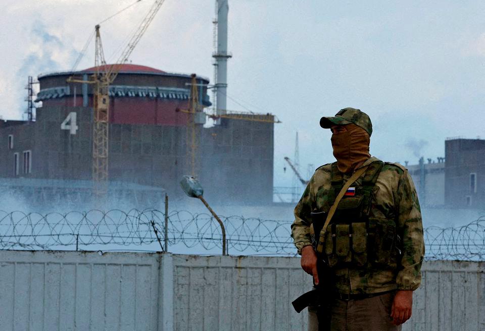 A serviceman with a Russian flag on his uniform stands guard near the Zaporizhzhia Nuclear Power Plant in the course of Ukraine-Russia conflict outside the Russian-controlled city of Enerhodar in the Zaporizhzhia region, Ukraine August 4, 2022. REUTERSPIX
