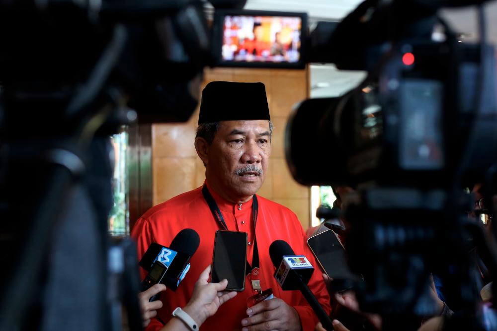 SEREMBAN, 18 Mac -- Timbalan Presiden Umno Datuk Seri Mohamad Hasan merangkap Ketua Umno Bahagian Rembau bercakap kepda pemberita pada Persidangan Mesyuarat Perwakilan Umno Bahagian Rembau hari ini. fotoBERNAMA