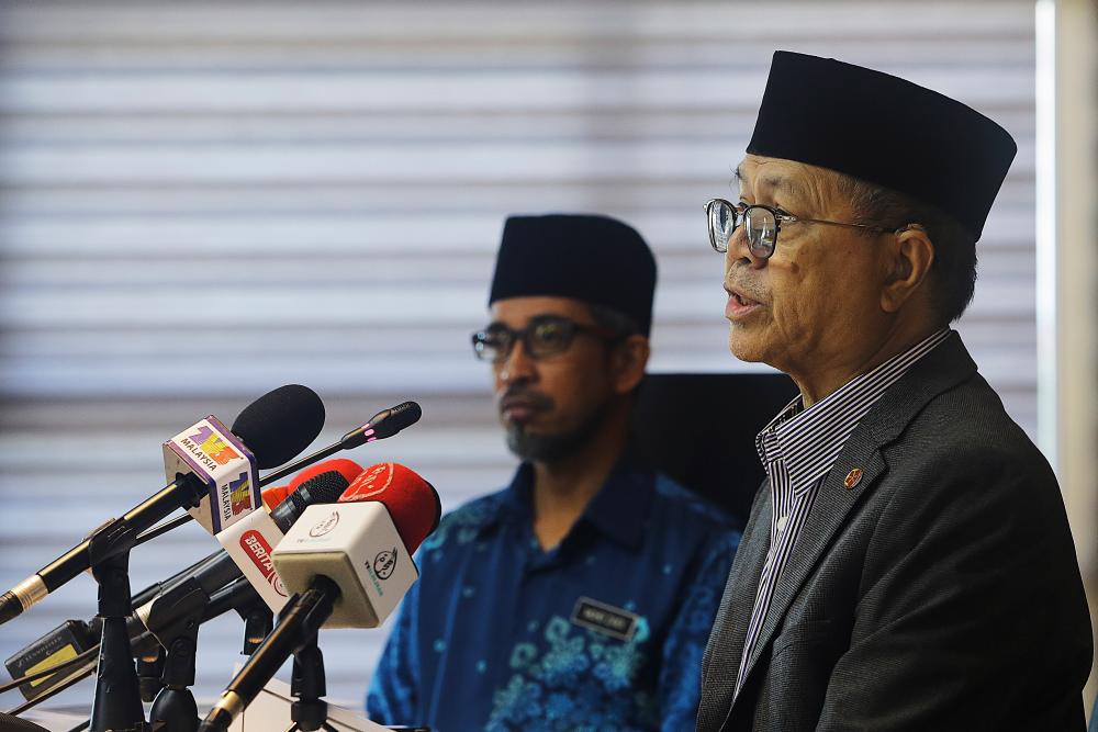 Negri Sembilan Islamic Religious Council (MAINS) chairman Datuk Mohamed Husein (R) speaks to reporters at a press conference today. - Bernama