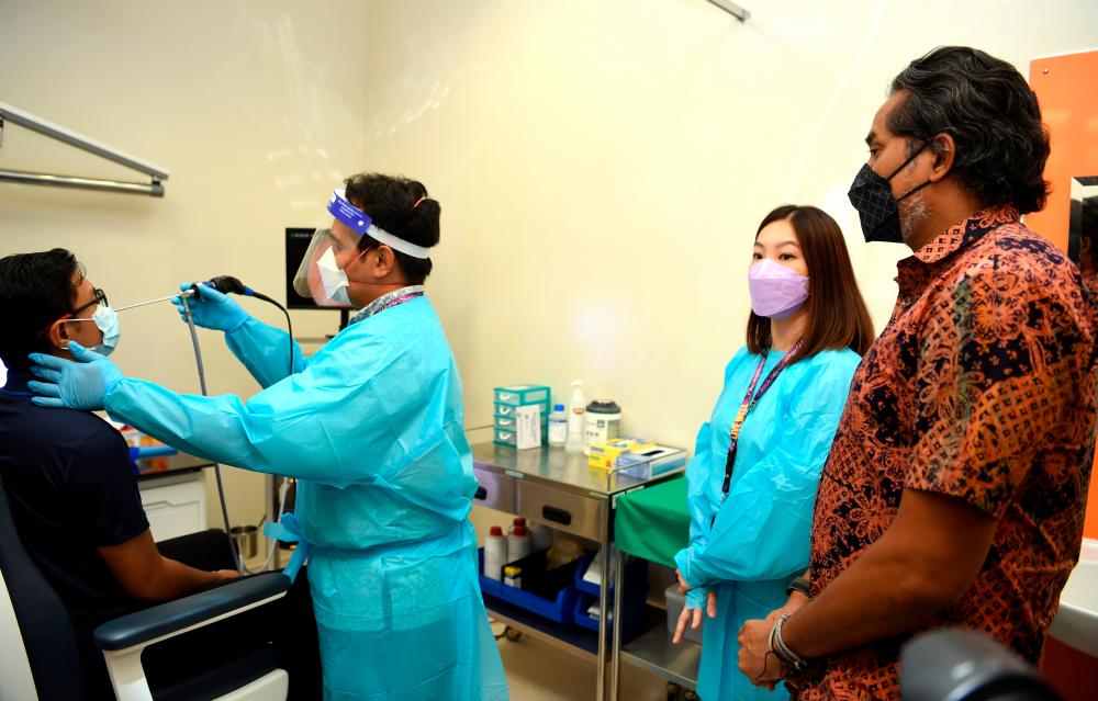 REMBAU, 23 Jun -- Menteri Kesihatan Khairy Jamaluddin Abu Bakar (kanan) melawat wad proses endoskop selepas merasmikan makmal “Sleep Lab” dan Klinik Pakar Hospital Rembau, hari ini. fotoBERNAMA