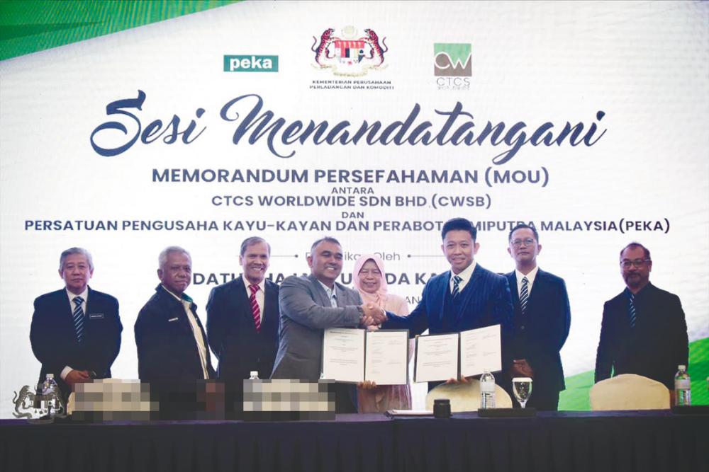 Zuraida, CWSB chairman Saiful Bahari (third from right) and the stakeholders at the MoU signing ceremony.