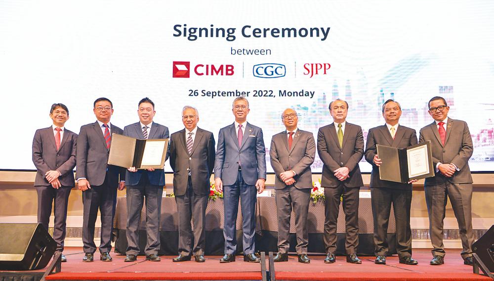 From left: Ahmad Shazli, CIMB group commercial banking CEO Victor Lee Meng Teck, CGC chief business officer Leong Weng Choong, CGC chairman Datuk Mohammed Hussein, Tengku Zafrul, Abdul Rahman, SJPP principal officer Chen Yin Heng, SJPP senior general manager Azlan Mohd Agel and CIMB Islamic CEO Ahmad Shahriman Mohd Shariff at the signing ceremony.