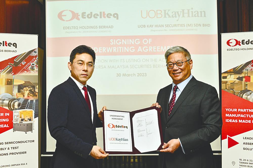 Chin (left) and UOB Kay Hian Securities CEO David Lim Meng Hoe at the underwriting agreement signing ceremony.