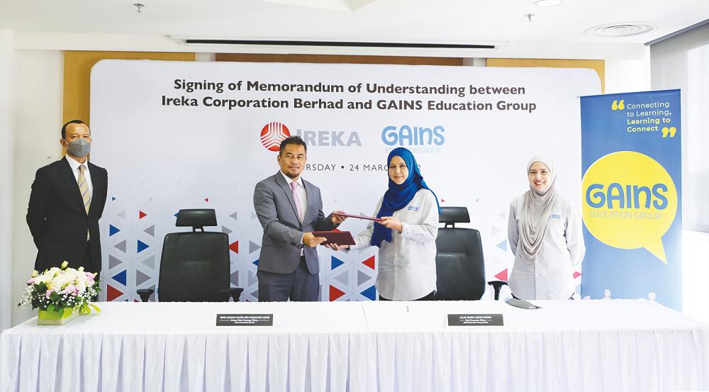 From left: Hasnul Ismar, Ireka executive director Wan Ahmad Nazim Mohamed Noor, Gains CEO Julie Wong Chooi Pheng and Zaliza at the signing of the MoU.