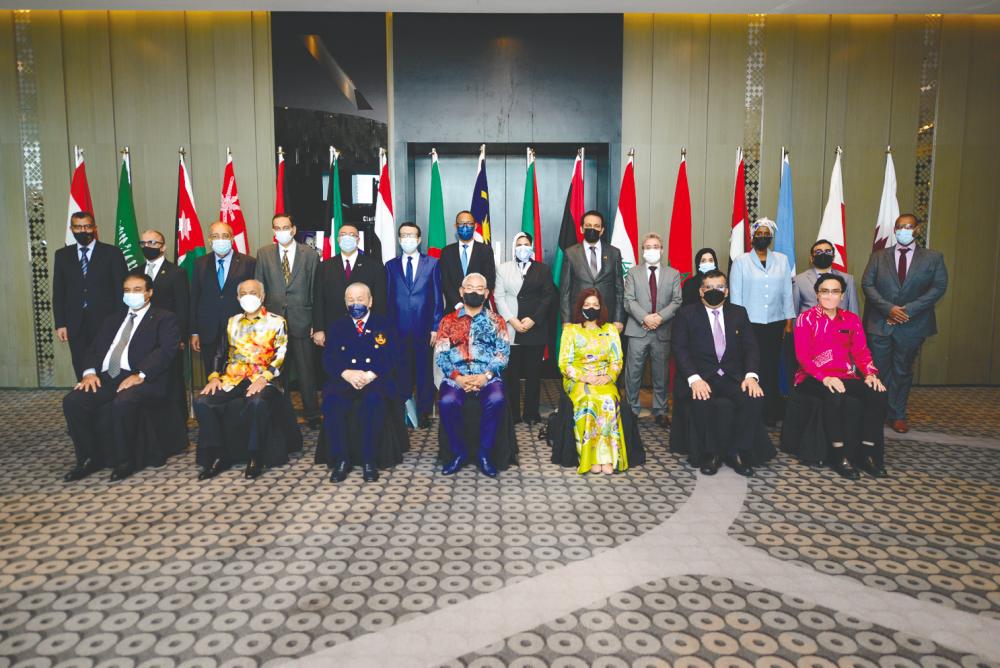 Diplomatic representatives from Arab countries and guests posing for a photograph in conjunction with the networking session.