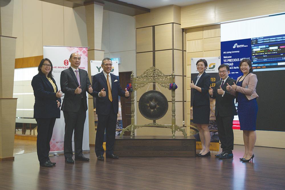 From left: YXPM director Aw Ee Leng, YXPM director and Tomei managing director Datuk Ng Yih Pyng, Azlan, Sheau Chyn, and YXPM directors Tang Yow Sai and Wong Phait Lee at the listing ceremony.