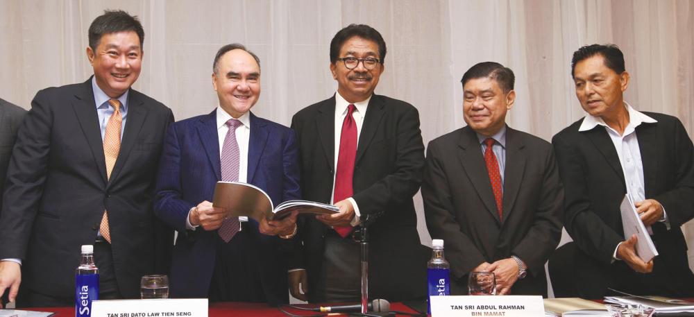 From left: Foo, executive deputy chairman Tan Sri Law Tien Seng, and chairman Tan Sri Abdul Rahman Mamat at Hiap Teck’s AGM. Sunpix by Zulkifli Ersal.
