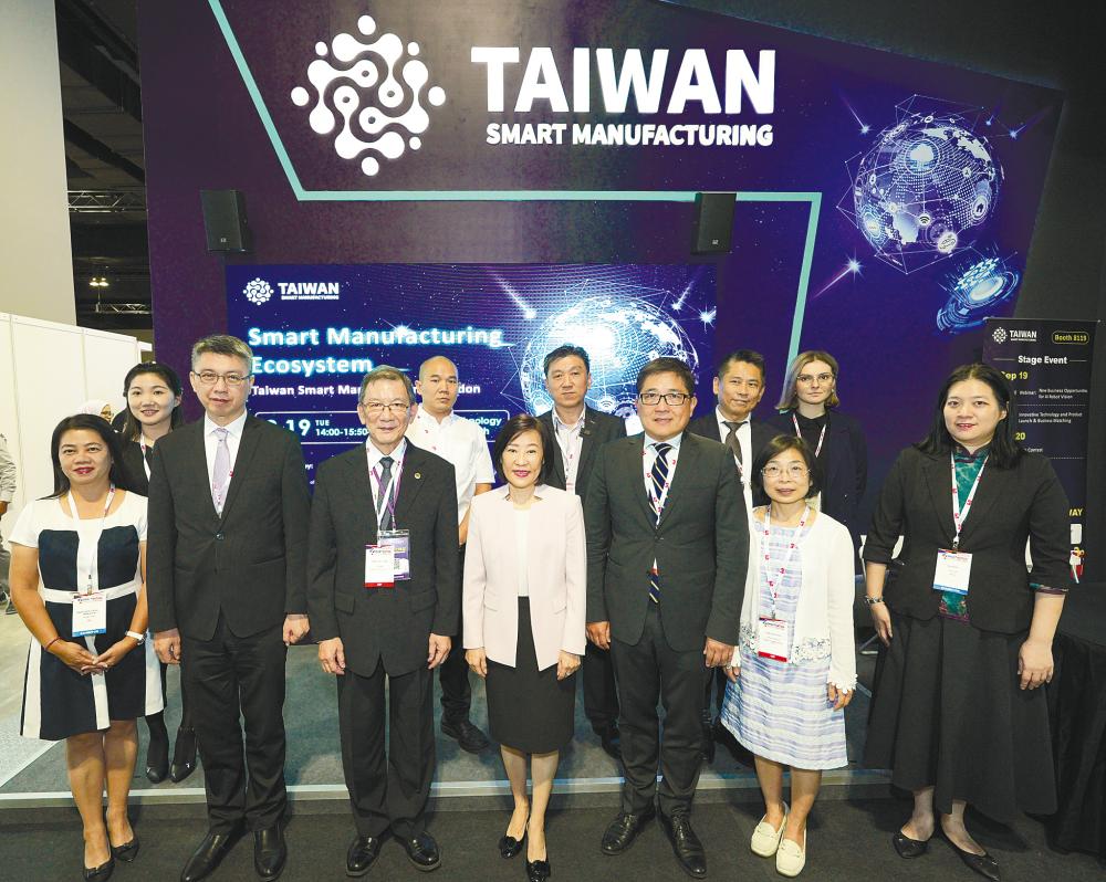 Kiang (front row, fourth from left) at the event.