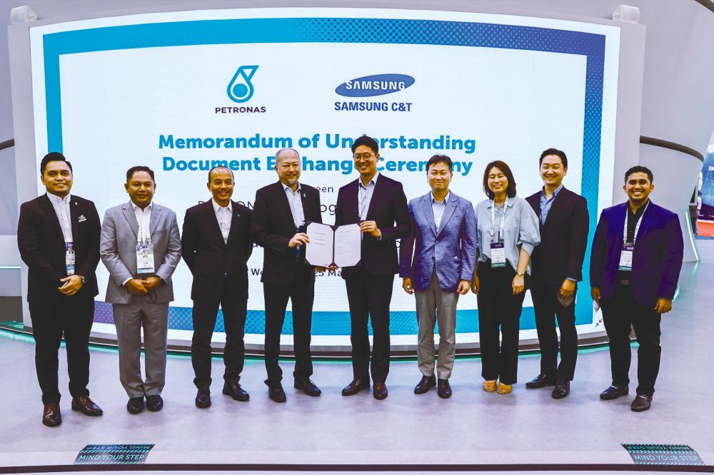 Representatives from Petronas Hydrogen and Samsung C&amp;T after the document exchange that was held at Petronas’ booth during the World Gas Conference 2022 in Daegu, South Korea.
