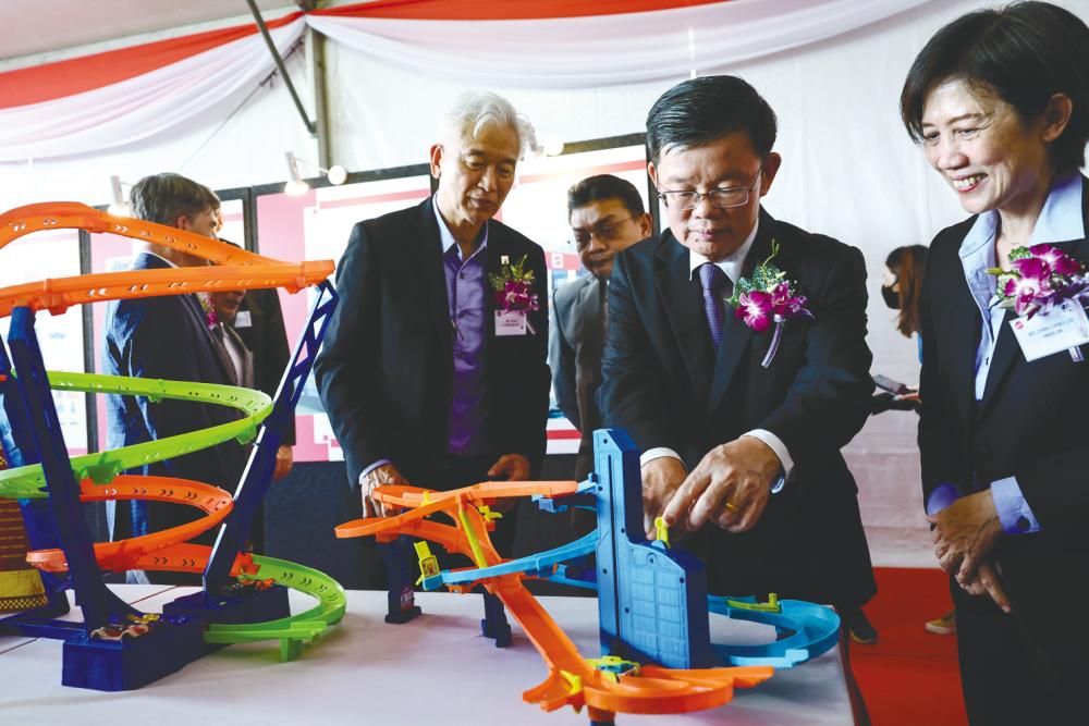 Chow (second from right) looking at the Hot Wheels products while Soo (left) and Mattel Malaysia Sdn Bhd general manager Ching Chiau Lee look on. – BERNAMAPIX
