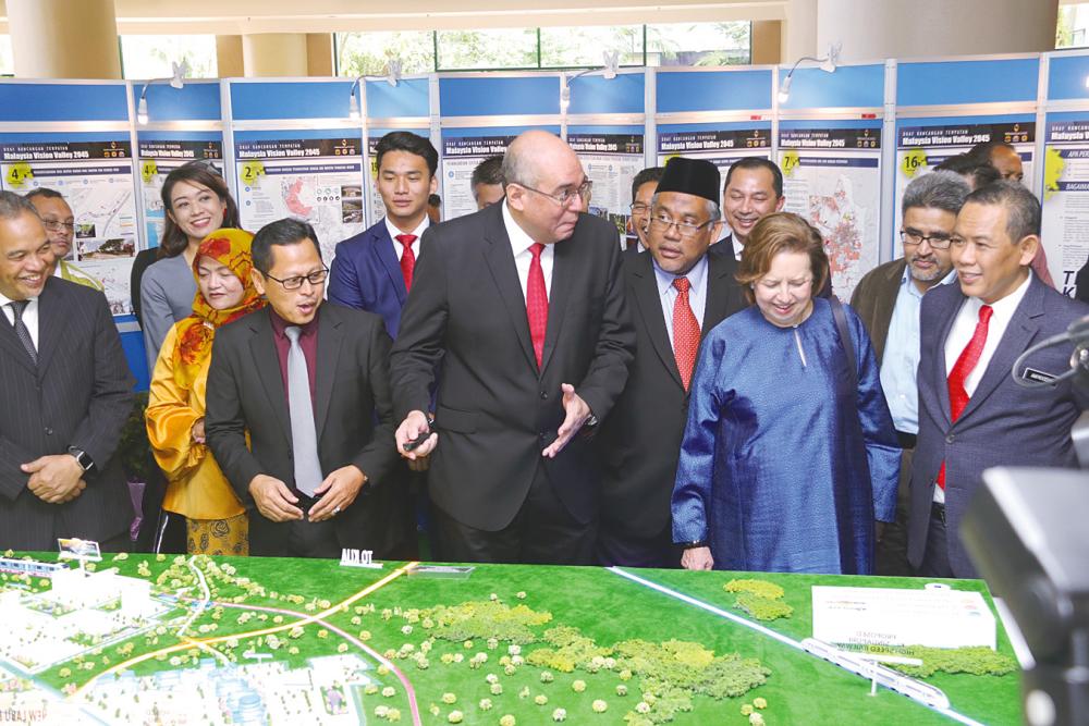 Aminuddin (right), Zeti (second from right) and other dignitaries being briefed on MVV 2.0 by MVV Holdings CEO Datuk Redza Rafiq (centre).