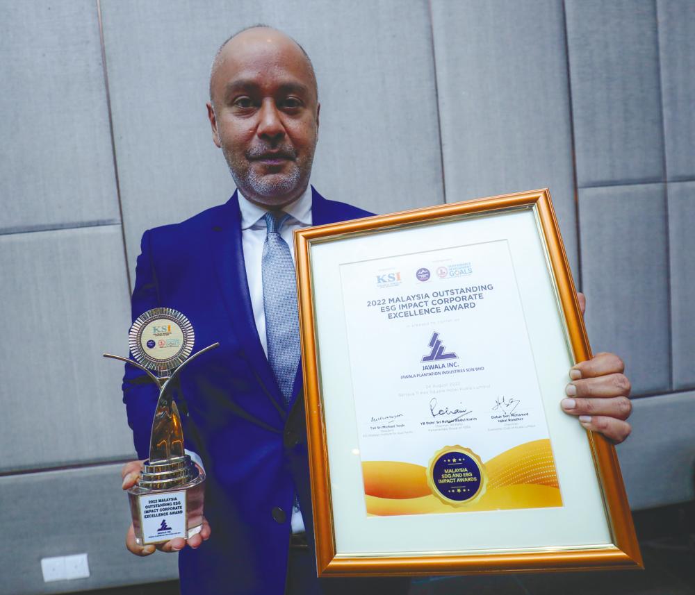 Rahman with the award and certificate for ‘Outstanding ESG Impact Corporate Excellence’ accorded to Jawala Plantation Industries. – HAFIZ SOHAIMI/THESUN