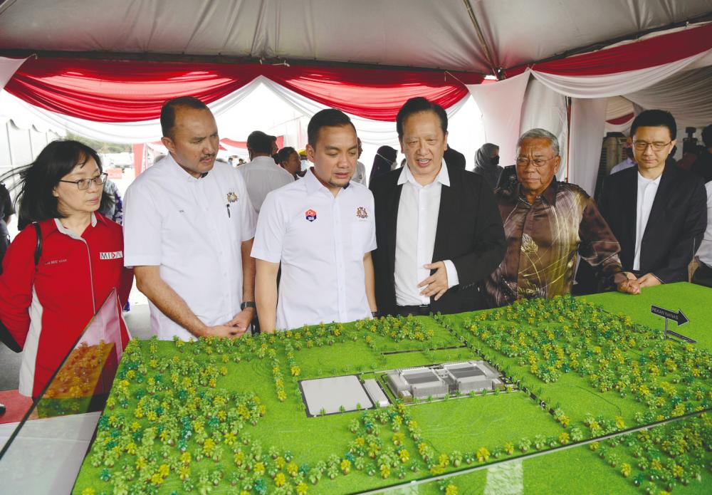 Onn Hafiz (third from left) viewing a replica of Sea Data Centre after officiating at the groundbreaking ceremony of the facility. – Bernamapix