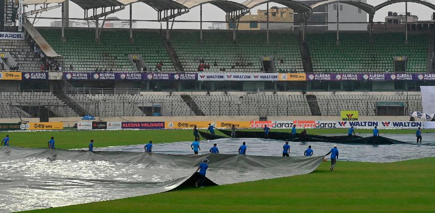 Groundstaff cover the field as it starts to rain on the second day of the second Test cricket match between Bangladesh and Pakistan at the Sher-e-Bangla National Cricket Stadium in Dhaka. – AFPPIX