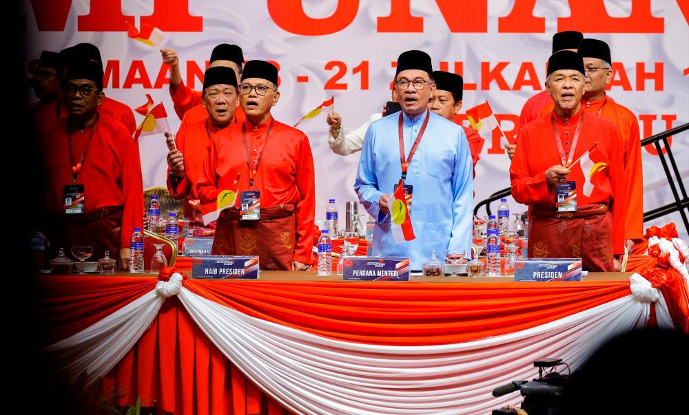KUALA LUMPUR, 9 June -- Prime Minister Datuk Seri Anwar Ibrahim together with UMNO President Datuk Seri Dr Ahmad Zahid Hamidi raised the party’s flag at the 2023 UMNO General Assembly at the World Trade Center (WTC) Kuala Lumpur, today. BERNAMAPIX