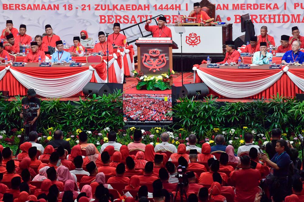 KUALA LUMPUR, 9 Jun -- Presiden UMNO Datuk Seri Dr Ahmad Zahid Hamidi menyampaikan ucapan dasar presiden sambil diperhatikan Perdana Menteri Datuk Seri Anwar Ibrahim pada Perhimpunan Agung UMNO 2023 di Pusat Dagangan Dunia (WTC) Kuala Lumpur, hari ini. fotoBERNAMA