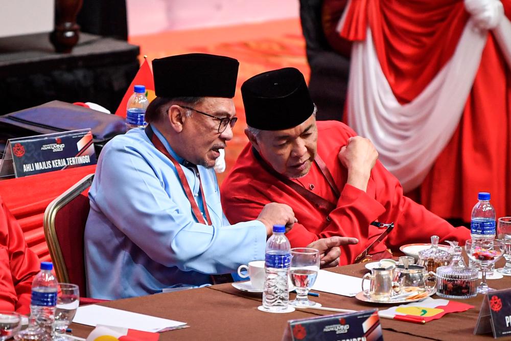 KUALA LUMPUR, 9 Jun -- Perdana Menteri Datuk Seri Anwar Ibrahim (kiri) berbincang bersama Presiden UMNO Datuk Seri Dr Ahmad Zahid Hamidi (kanan) pada Perhimpunan Agung UMNO 2023 di Dewan Merdeka, Pusat Dagangan Dunia Kuala Lumpur hari ini. fotoBERNAMA