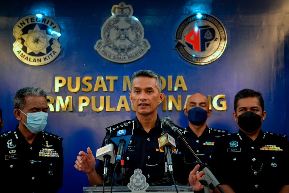 Ketua Polis Pulau Pinang Datuk Mohd Shuhaily Mohd Zain (tengah) berkata penguatkuasan dan pencegahan kegiatan lumba haram termasuk serbuan di bengkel-bengkel motosikal dijalankan berdasarkan risikan serta siasatan yang telah dijalankan. fotoBERNAMA